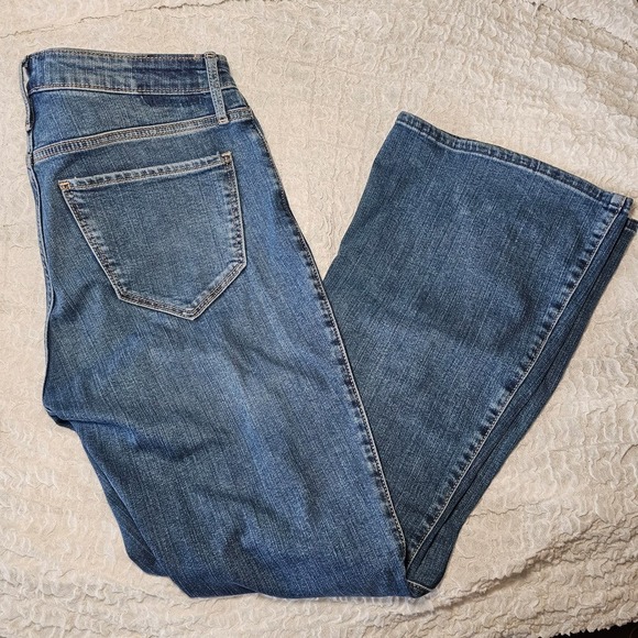 Abercrombie & Fitch Ultra High Rise Stretch Flare Jean size 8 - Picture 2 of 4